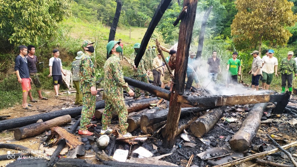Đồn Biên phòng Chiềng On giúp dân khắc phục hậu quả vụ hỏa hoạn